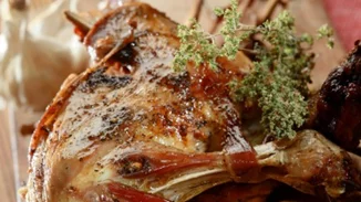 Αρνί ψημένο στα κλήματα από τον Δημήτρη Σκαρμούτσο